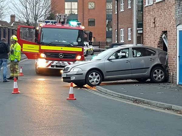 Newbury - Car reverses into building in Oddfellows Road